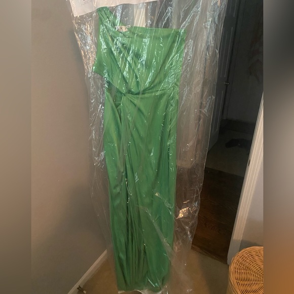 Amur Deena One Shoulder Gown in Green Daylily, size 6 - Picture 3 of 4